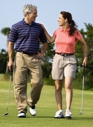 Mann und Frau beim Golf spielen